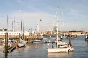 オーステンデにあるStudio Azur Oostendeの港に停泊する船団