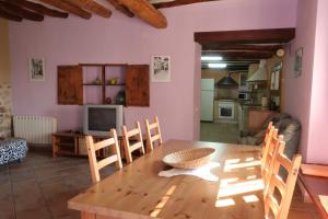 een eetkamer met een houten tafel en stoelen bij Casa Celestino in Alquézar