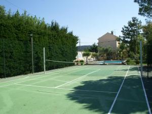 Tennis eller squash på eller i nærheten av Cozy Holiday Home in Piolenc with Private Pool