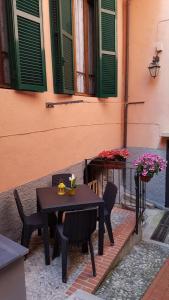 CivezzaにあるCa delle Rondiniの建物前のテーブルと椅子