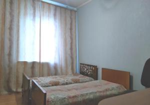 チョロノモスクにあるHolidayのベッドルーム1室(窓の前にベッド2台付)