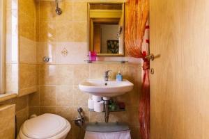 łazienka z umywalką, toaletą i lustrem w obiekcie Casa Bella w Rzymie +27 zdjęć