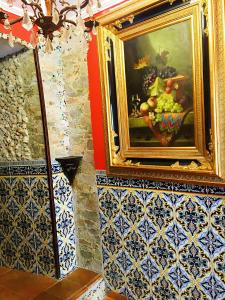 ロンダにあるCasa Ronda 1808の壁に飾られた果物一杯の絵
