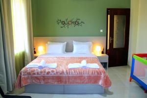1 dormitorio con 1 cama y 2 toallas blancas en Your Home en Kato Daratso