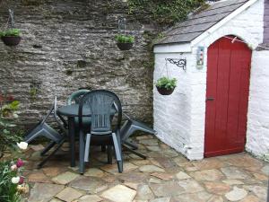 une table et des chaises devant un hangar dans l'établissement Inglenook, à Kinsale