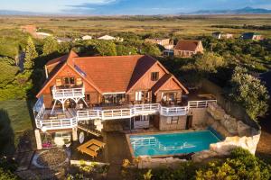 Bazén v ubytování Surf Lodge South Africa nebo v jeho okolí