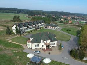 an aerial view of a large white house with a parking lot at Stilo Country Dargobądz in Wolin