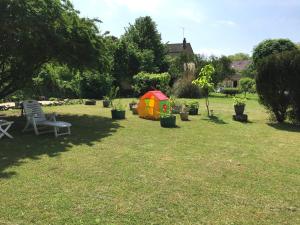 un jardín con una pequeña casa en el césped en Villa Roland en Bourgogne, en Chagny