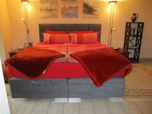 KoselにあるApartment am Seeのベッドルーム1室(赤い毛布付きのベッド1台付)