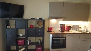 a kitchen with a counter and a tv on a shelf at Lieblings-Platz in Langelsheim