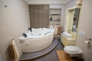 オパティヤにあるVilla Penkala Apartmentのバスルーム(大型バスタブ、トイレ付)