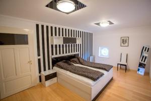 オパティヤにあるVilla Penkala Apartmentのベッドルーム1室(ベッド1台付)