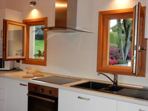 cocina con fregadero y ventana en Villa Primula, en Bellagio