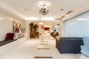 a living room with a couch and a chandelier at SLV Hotel Group-SLV Business Hotel in Zhonghe