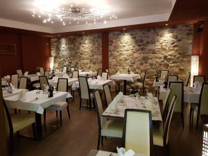 Thai Orchidee Restaurant&Rooms tesisinde bir restoran veya yemek mekanı