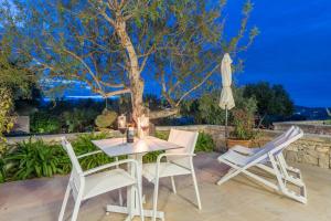 A garden outside Cas Cabo Nou Agroturismo Adults Only