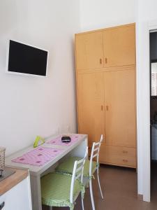 a small kitchen with a table and chairs at B&B Fior di Mare in Porto Cesareo