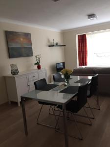 - une table à manger et des chaises dans le salon dans l'établissement Apartments Iris, à Ostende