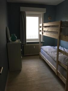 Ein Etagenbett oder Etagenbetten in einem Zimmer der Unterkunft Apartments Iris