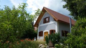 uma pequena casa branca com um telhado vermelho em villa vita em Balatonfüred