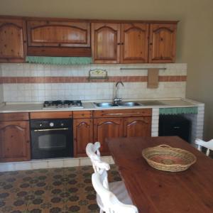 Kuchyň nebo kuchyňský kout v ubytování Villa L'Ottagono con cucina parcheggio privato telecamerizzato e wifi