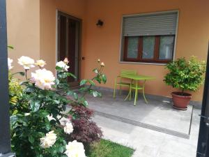 een patio met een tafel en bloemen voor een huis bij Villa Al Sole in Mestre