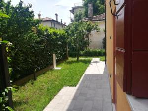 una pasarela en el patio de una casa en Villa Al Sole en Mestre