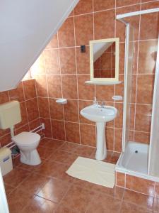 Koupelna v ubytování Anna Báthory Apartmanház + 33 fotografií