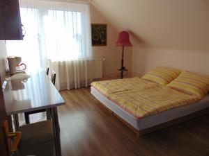 Postel nebo postele na pokoji v ubytování Anna Báthory Apartmanház