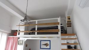 Palanda nebo palandy na pokoji v ubytování Sa Caletta Appartamenti
