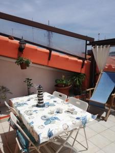 une table et des chaises assises sur une terrasse dans l'établissement Casa del Sole IUN 5351, à Carloforte