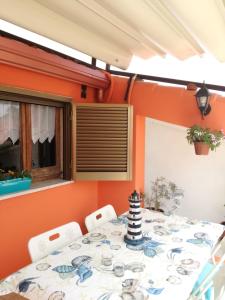 Casa del Sole IUN 5351 في كارلوفورتي: غرفة طعام مع طاولة وكراسي