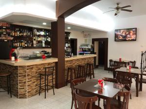 Area lounge atau bar di Hostal Barbate
