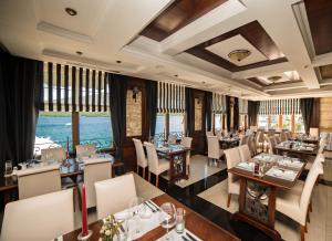 a restaurant with tables and chairs and the ocean at Hotel Fiammanti in Herceg-Novi