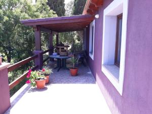 un patio con mesa y macetas en un edificio en Villa Veronica en Sedini