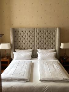 Tempat tidur dalam kamar di The Ascot Hotel