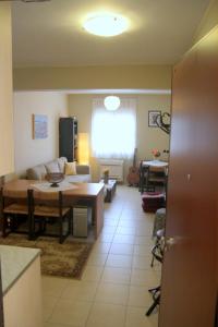 sala de estar con sofá y mesa en Sunny apartment in the heart of Athens Preview listing, en Atenas