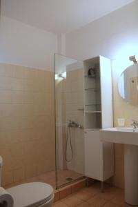 łazienka z prysznicem, toaletą i umywalką w obiekcie Sunny apartment in the heart of Athens Preview listing w Atenach