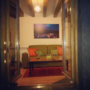 a living room with a couch and a table at AL VIENTO, Alojamiento & Turismo Rural Horcajuelo in Horcajuelo de la Sierra