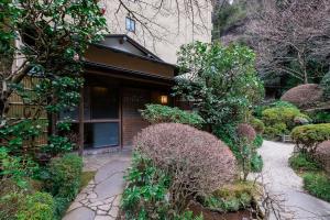 een huis met een tuin ervoor bij Yamagaso in Hakone