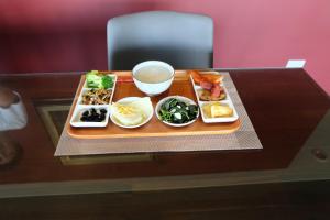 uma mesa com uma bandeja de comida em Moonlit Seaview Homestay em Donghe