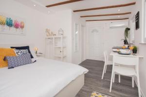 Posteľ alebo postele v izbe v ubytovaní Studio Apartment Škatula