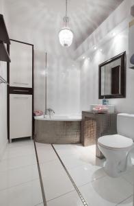 une salle de bain avec toilettes et baignoire dans l'établissement Prosta Apartment Old Town, à Olsztyn