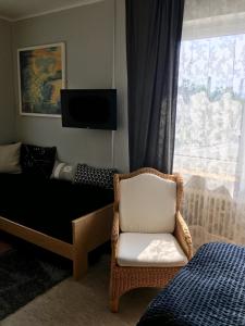 1 dormitorio con 1 cama, 1 silla y TV en Gasthof zur alten Feuerwache, en Bad Hönningen