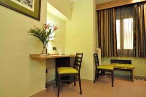 une salle d'attente avec deux chaises et une table dans l'établissement Hostal Ballesta, à Madrid