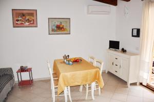 jadalnia ze stołem i krzesłami w obiekcie Villa Niko w mieście Costa Paradiso