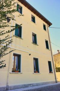 a building with windows on the side of it at Ca' Nova Apartments in Bassano del Grappa