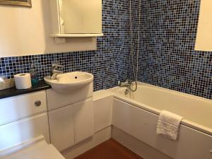 een badkamer met een wastafel, een toilet en een bad bij The Woolaston Inn in Lydney
