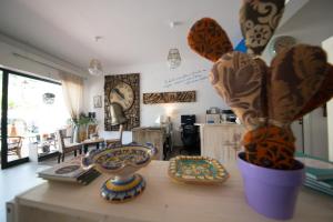 A kitchen or kitchenette at Hotel Donna Rosa