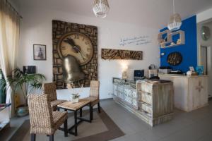 A kitchen or kitchenette at Hotel Donna Rosa